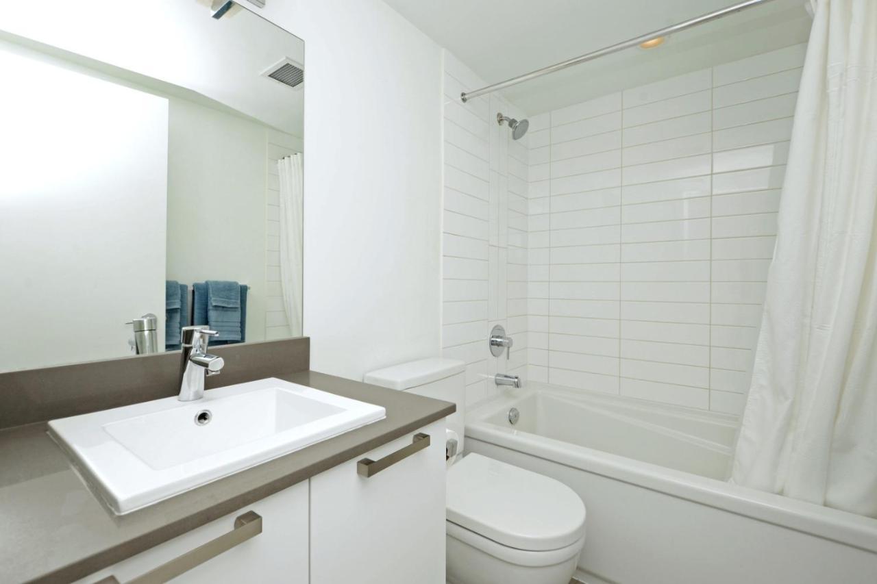 Gorgeous Old Town Condo With Patio And Parking! Вікторія Екстер'єр фото