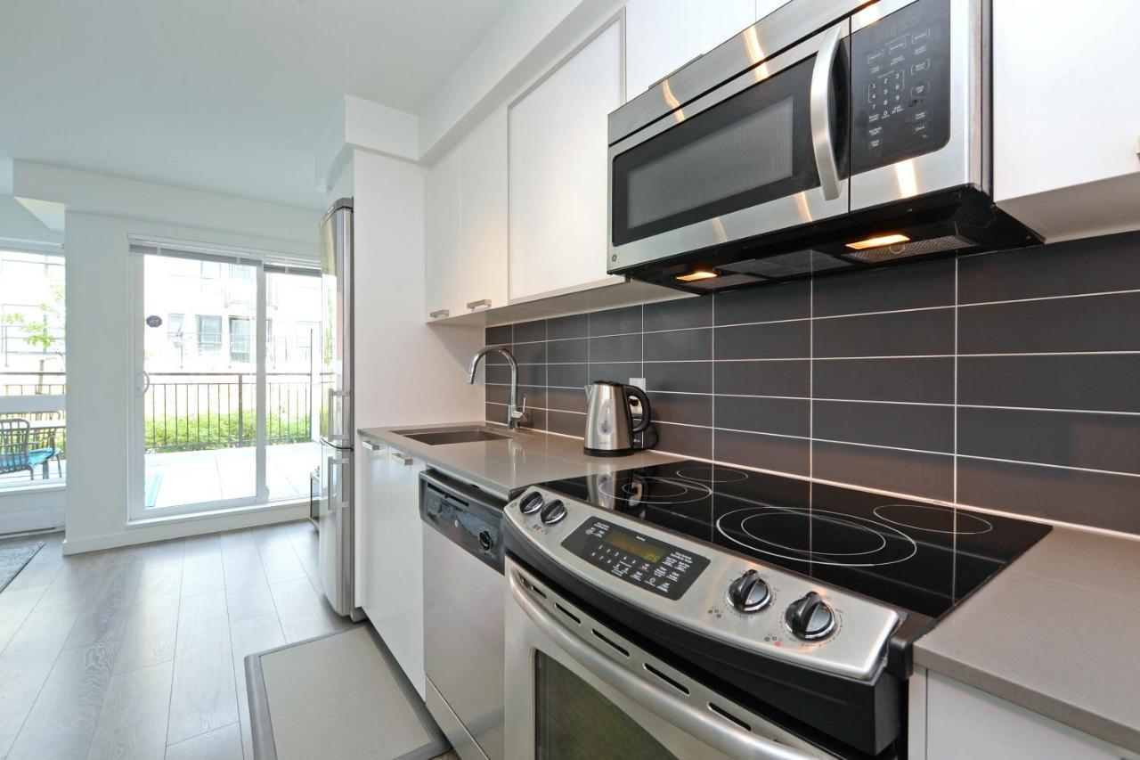 Gorgeous Old Town Condo With Patio And Parking! Вікторія Екстер'єр фото