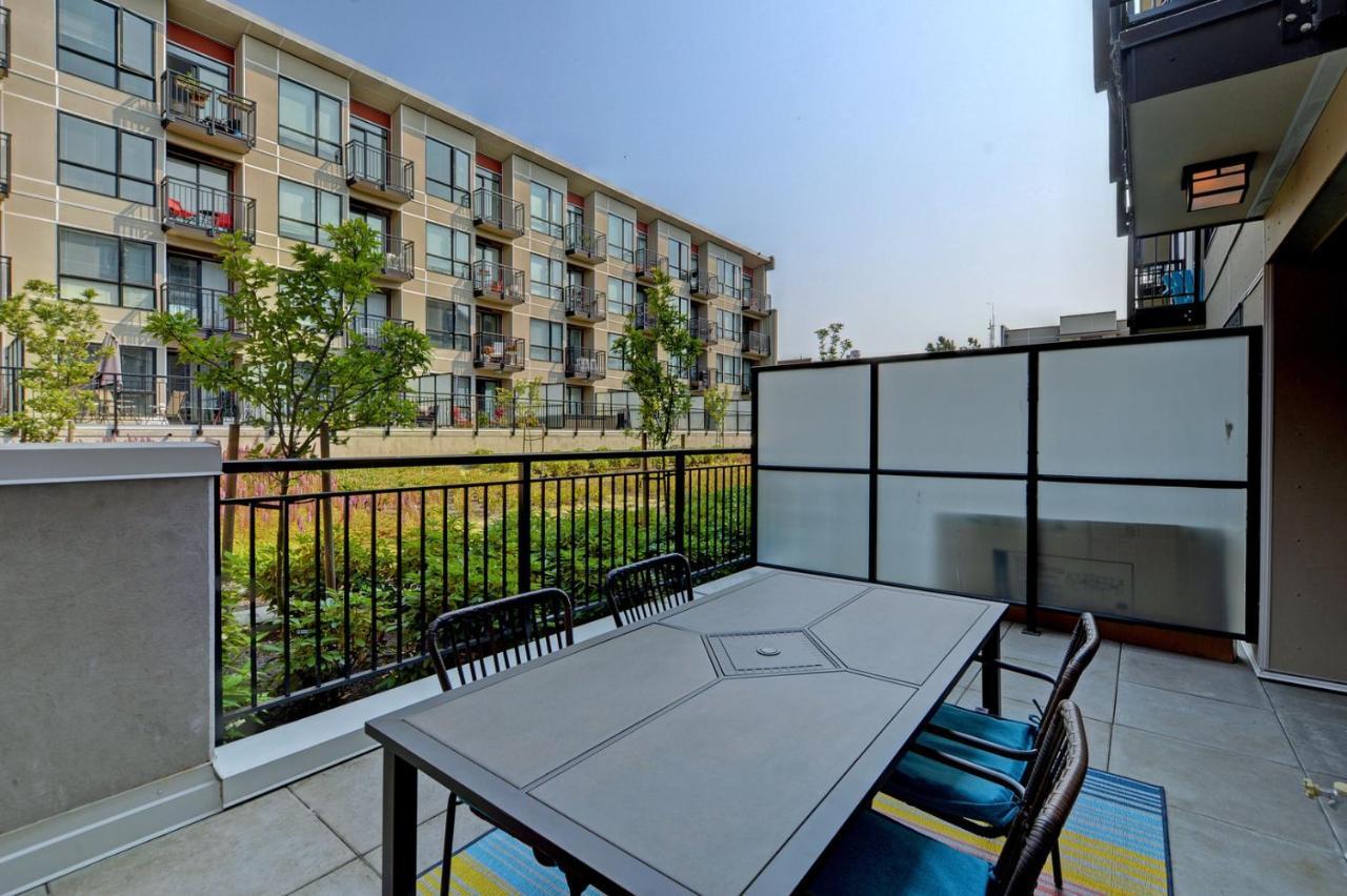 Gorgeous Old Town Condo With Patio And Parking! Вікторія Екстер'єр фото