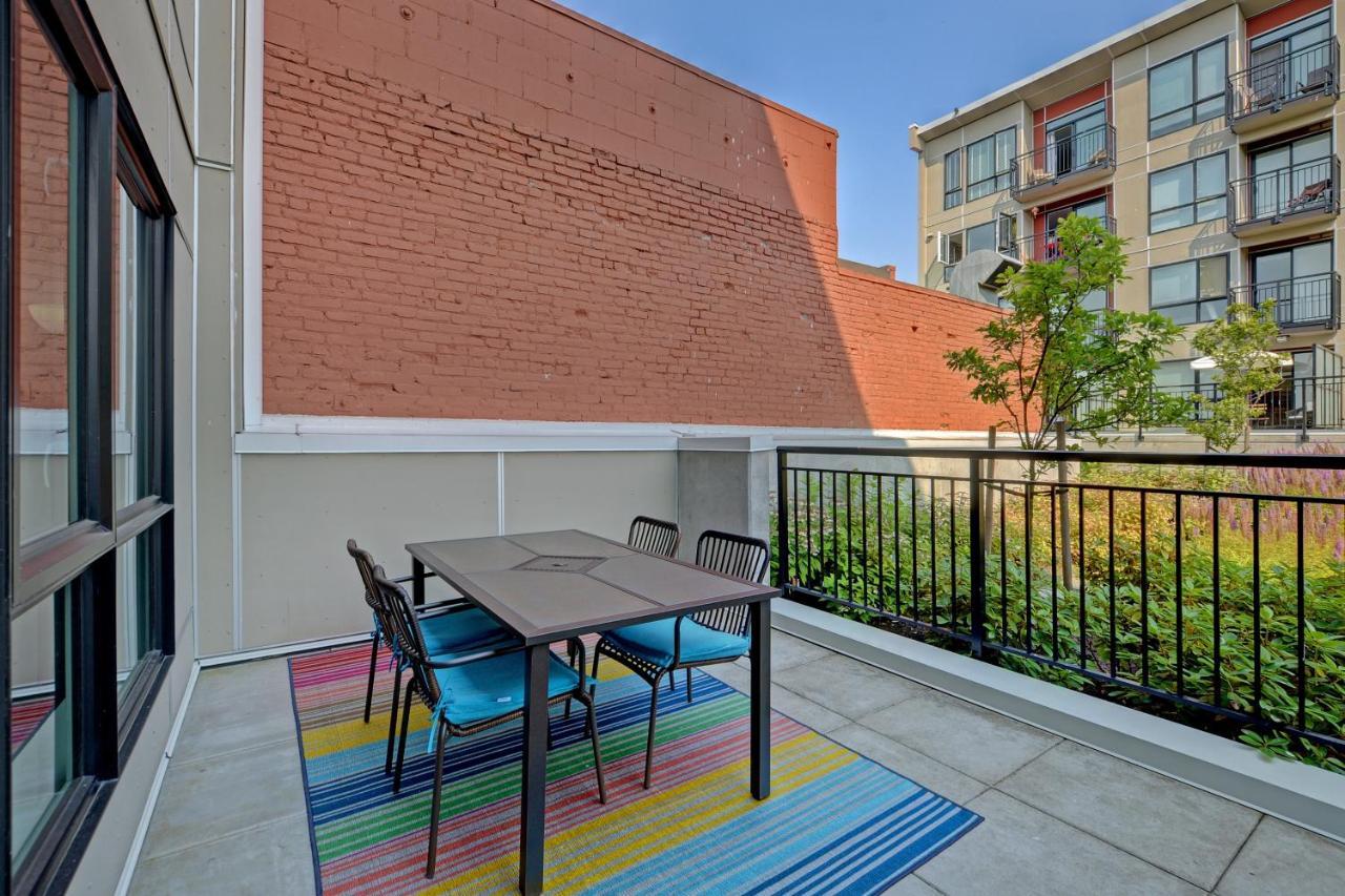 Gorgeous Old Town Condo With Patio And Parking! Вікторія Екстер'єр фото