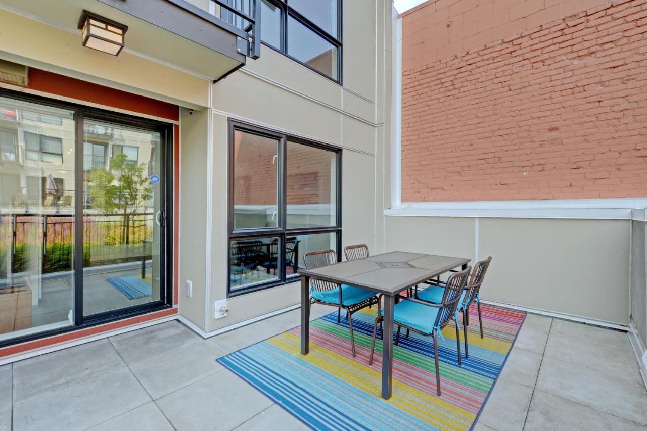 Gorgeous Old Town Condo With Patio And Parking! Вікторія Екстер'єр фото